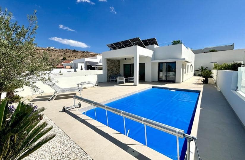 3 bedroom Villa for sale in Rojales with pool - € 472,913 (Ref: 9430449)
