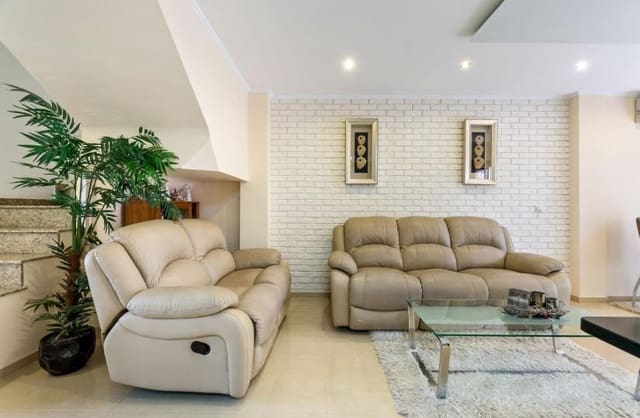 3 soveværelse Byhus til salg i Aguas Nuevas, Torrevieja med swimmingpool - € 319.000 (Ref: 9430459)