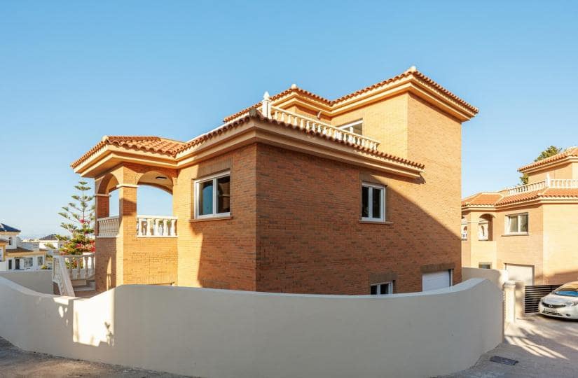 4 bedroom Villa for sale in Rojales with pool - € 549,000 (Ref: 9430578)