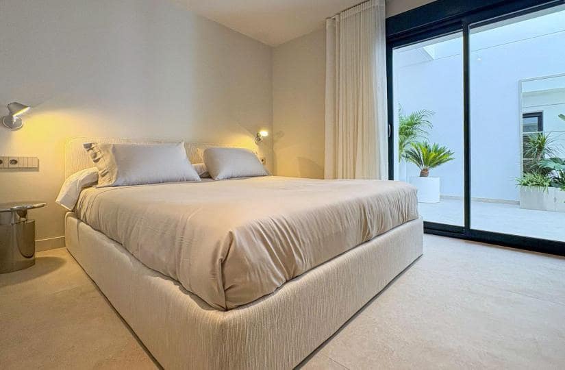 5 bedroom Villa for sale in Rojales with pool - € 728,500 (Ref: 9430586)