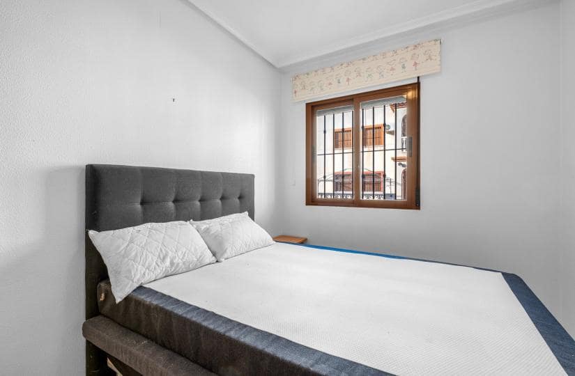 Bungalow de 2 habitaciones en Daya Vieja en venta con piscina - 105.000 € (Ref: 9436385)