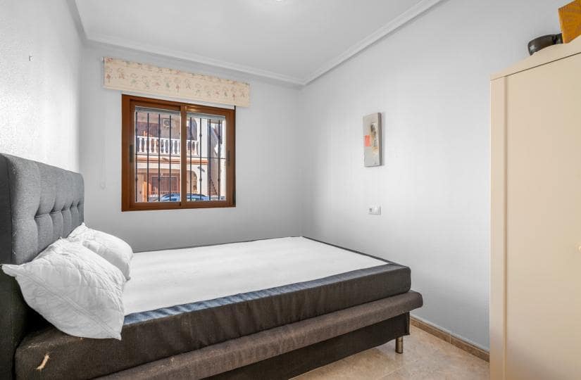 Bungalow de 2 habitaciones en Daya Vieja en venta con piscina - 105.000 € (Ref: 9436385)