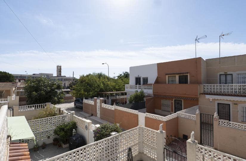 3 makuuhuone Omakotitalo myytävänä paikassa Torrevieja - 149 000 € (Ref: 9451549)