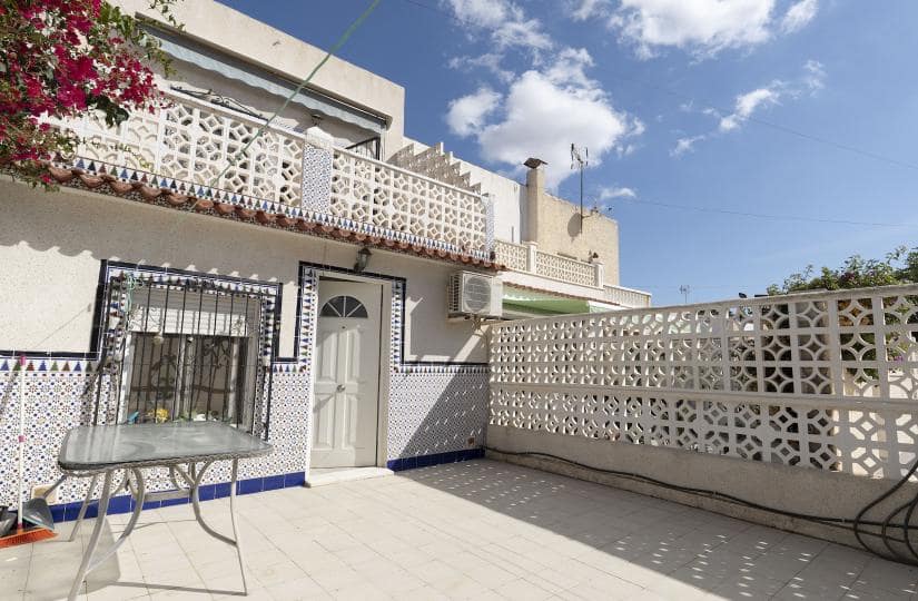 3 makuuhuone Omakotitalo myytävänä paikassa Torrevieja - 149 000 € (Ref: 9451549)