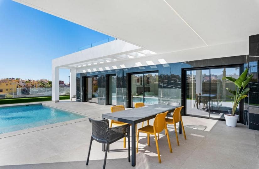 3 soveværelse Villa til salg i Algorfa med swimmingpool - € 670.000 (Ref: 9498009)