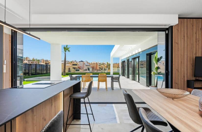 3 soveværelse Villa til salg i Algorfa med swimmingpool - € 670.000 (Ref: 9498009)