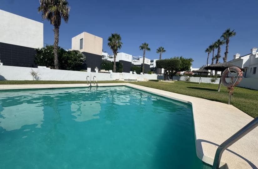 3 soverom Kjedet enebolig til salgs i Orihuela Costa med svømmebasseng garasje - € 329 995 (Ref: 9498951)