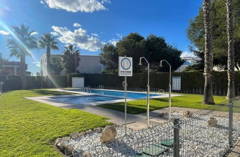 3 soverom Kjedet enebolig til salgs i Orihuela Costa med svømmebasseng garasje - € 329 995 (Ref: 9498951)