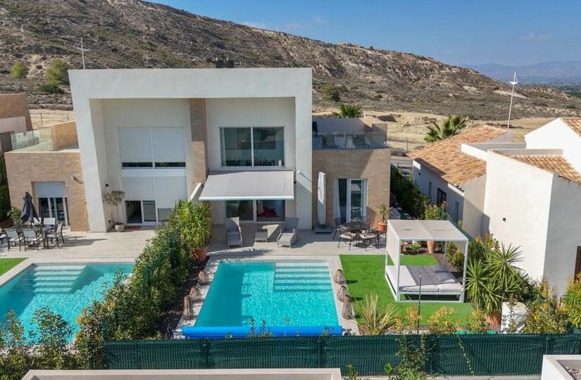 3 soverom Kjedet enebolig til salgs i Algorfa med svømmebasseng garasje - € 525 000 (Ref: 9499542)