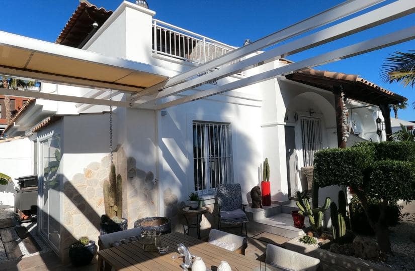 3 soverom Kjedet enebolig til salgs i Algorfa med svømmebasseng garasje - € 298 000 (Ref: 9499563)