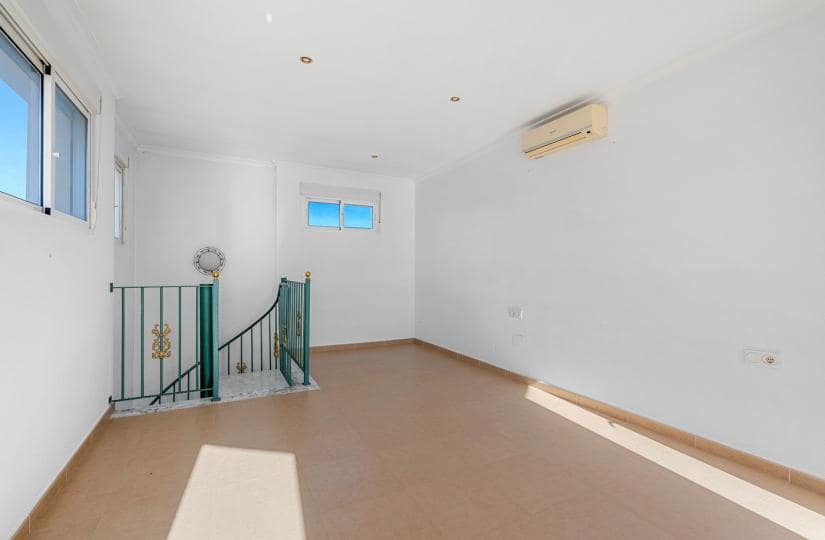 4 bedroom Villa for sale in Lo Pepin with pool garage - € 375,000 (Ref: 9499619)