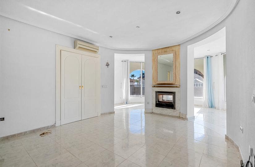 4 bedroom Villa for sale in Lo Pepin with pool garage - € 375,000 (Ref: 9499619)