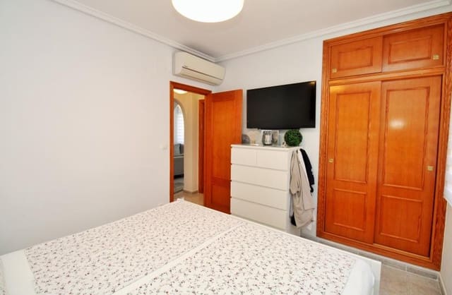 4 soverom Villa til salgs i Villamartin, Orihuela med svømmebasseng garasje - € 379 000 (Ref: 9506364)