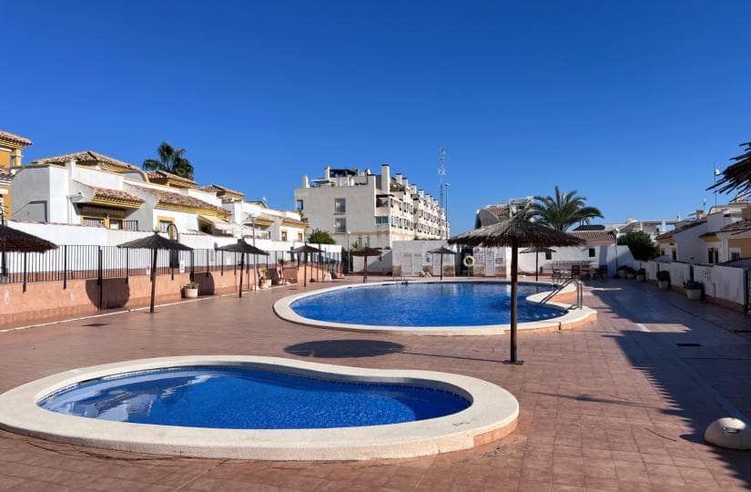 3 soveværelse Semi-Rækkehus til salg i Orihuela Costa - € 240.000 (Ref: 9518281)