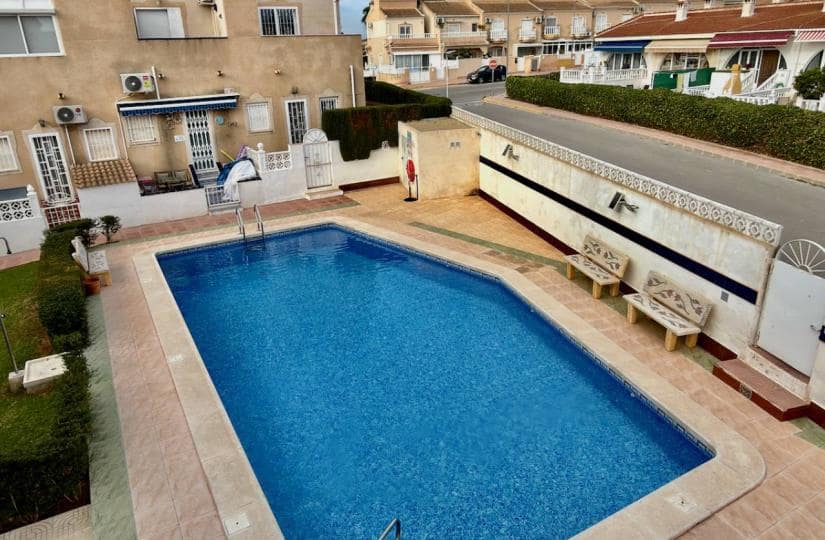 2 soveværelse Byhus til salg i Ciudad Quesada med swimmingpool garage - € 169.950 (Ref: 9518513)