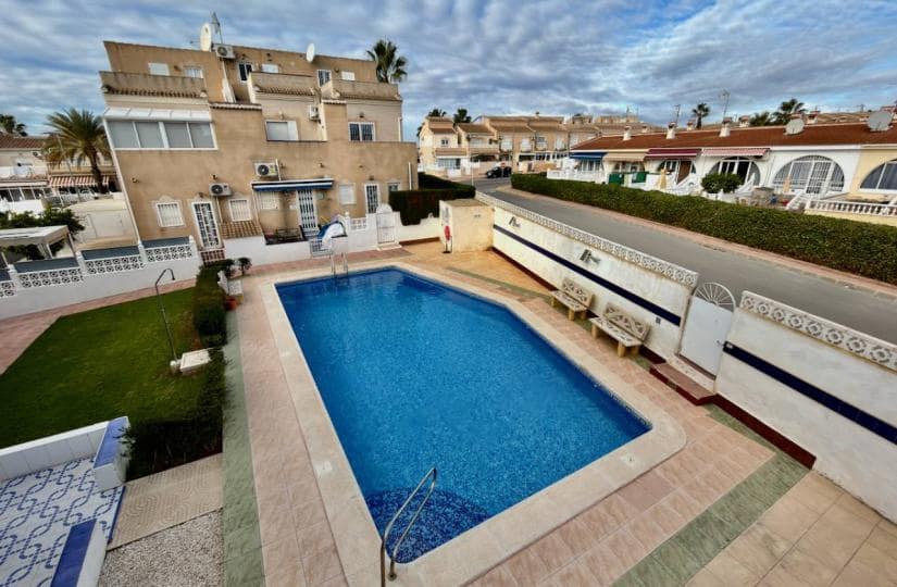 2 soveværelse Byhus til salg i Ciudad Quesada med swimmingpool garage - € 169.950 (Ref: 9518513)