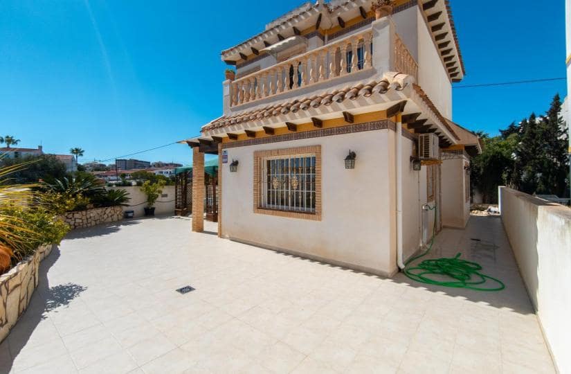 3 bedroom Villa for sale in Torrevieja with garage - € 420,000 (Ref: 9521106)