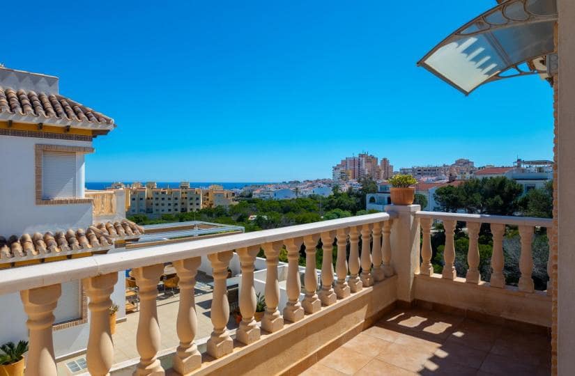 3 bedroom Villa for sale in Torrevieja with garage - € 420,000 (Ref: 9521106)