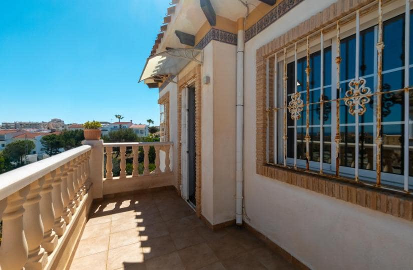 3 bedroom Villa for sale in Torrevieja with garage - € 420,000 (Ref: 9521106)