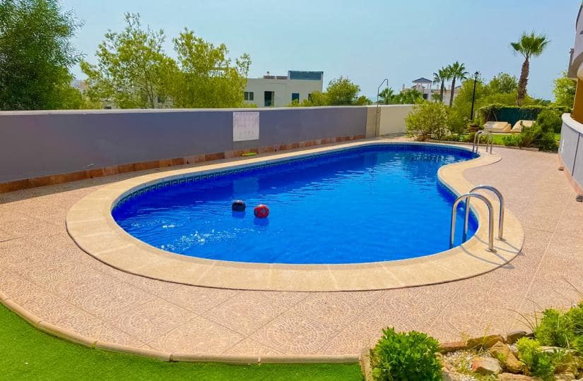 Apartamento de 2 habitaciones en Orihuela Costa en venta con piscina garaje - 199.999 € (Ref: 9523673)