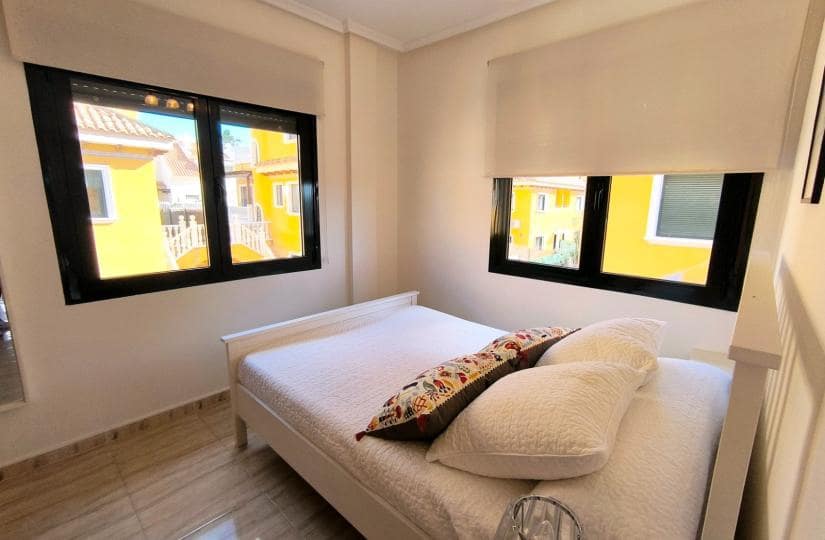 2 soverom Kjedet enebolig til salgs i Ciudad Quesada med svømmebasseng garasje - € 250 000 (Ref: 9529099)