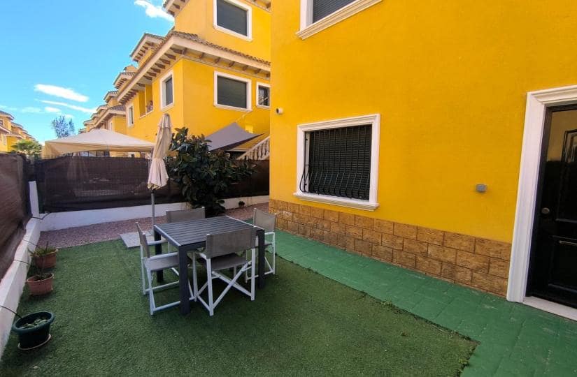 2 soverom Kjedet enebolig til salgs i Ciudad Quesada med svømmebasseng garasje - € 250 000 (Ref: 9529099)