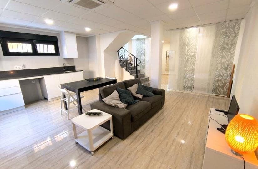 2 soverom Kjedet enebolig til salgs i Ciudad Quesada med svømmebasseng garasje - € 250 000 (Ref: 9529099)