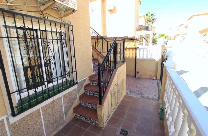 2 soveværelse Semi-Rækkehus til salg i Torrevieja med swimmingpool garage - € 135.000 (Ref: 9529101)