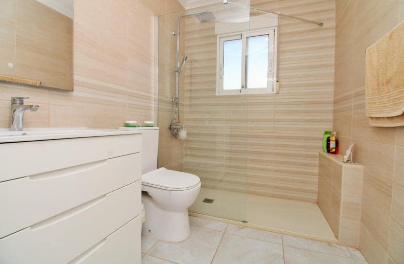 4 sovrum Villa till salu i La Zenia med pool - 399 950 € (Ref: 9535384)