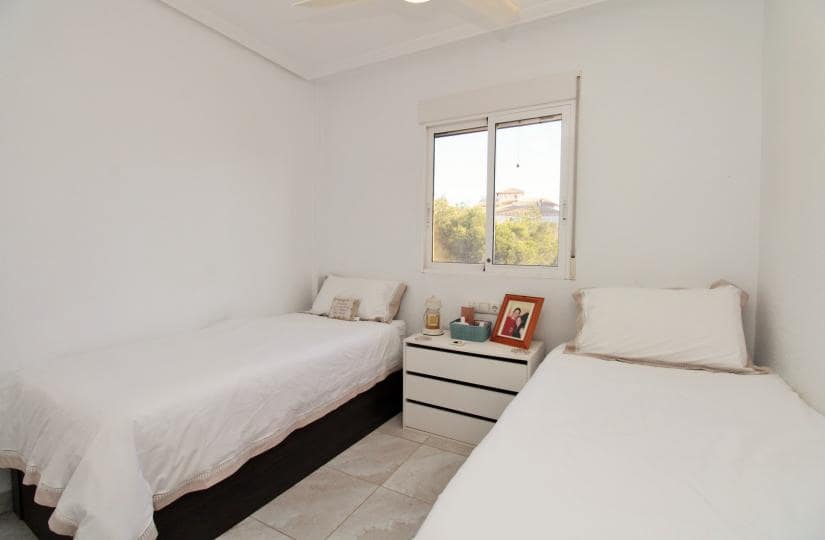 4 sovrum Villa till salu i La Zenia med pool - 399 950 € (Ref: 9535384)