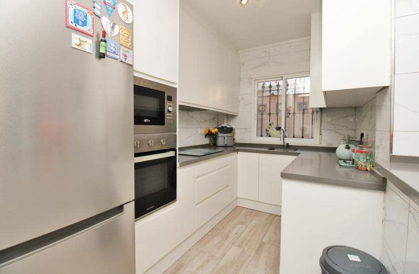 4 sovrum Villa till salu i La Zenia med pool - 399 950 € (Ref: 9535384)