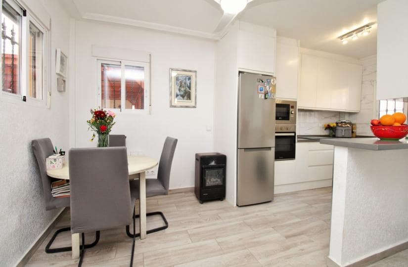 4 sovrum Villa till salu i La Zenia med pool - 399 950 € (Ref: 9535384)