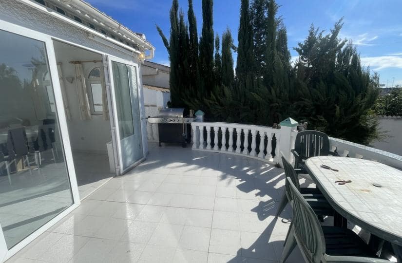 3 makuuhuone Huvila myytävänä paikassa Torrevieja mukana 
autotalli - 268 000 € (Ref: 9639793)