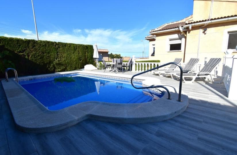 4 chambre Villa/Maison Semi-Mitoyenne à vendre à Los Balcones avec piscine garage - 435 000 € (Ref: 9639804)