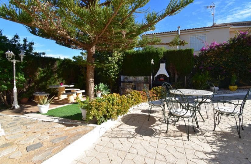 4 chambre Villa/Maison Semi-Mitoyenne à vendre à Los Balcones avec piscine garage - 435 000 € (Ref: 9639804)