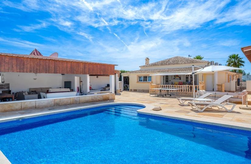 6 bedroom Finca/Country House for sale in Heredades with pool garage - € 595,000 (Ref: 9646311)