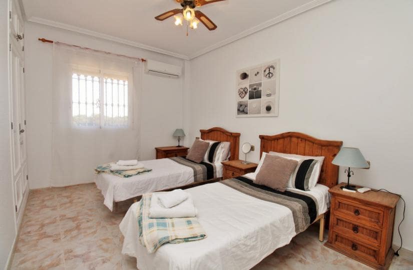 4 quarto Moradia para venda em Playa Flamenca com piscina garagem - 379 000 € (Ref: 9646313)
