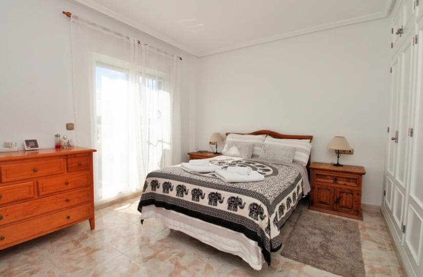 4 quarto Moradia para venda em Playa Flamenca com piscina garagem - 379 000 € (Ref: 9646313)