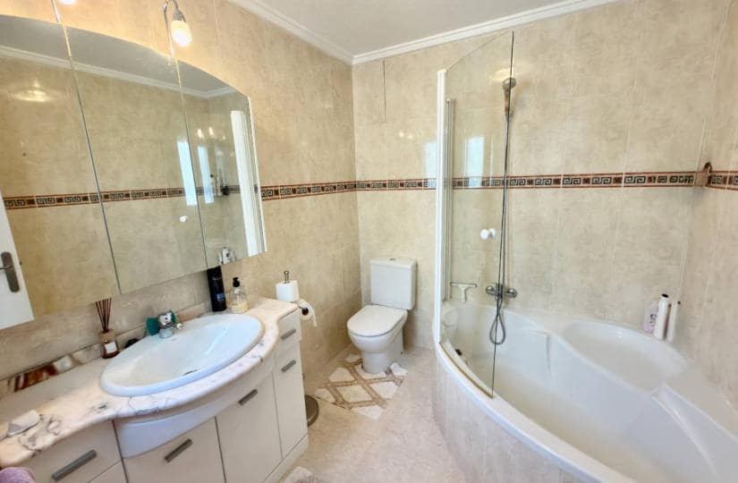 3 soverom Kjedet enebolig til salgs i Ciudad Quesada med svømmebasseng garasje - € 195 000 (Ref: 9665451)