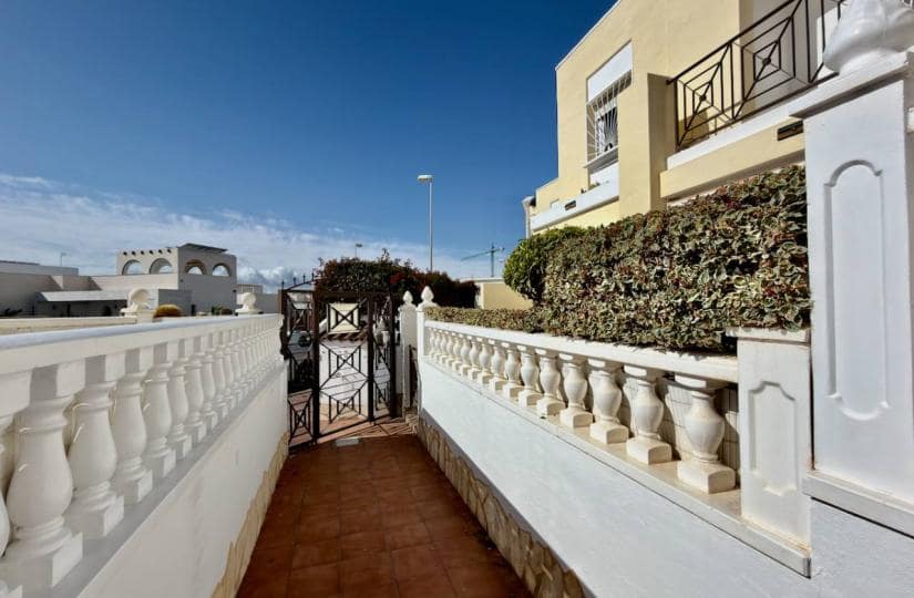 3 soverom Kjedet enebolig til salgs i Ciudad Quesada med svømmebasseng garasje - € 195 000 (Ref: 9665451)