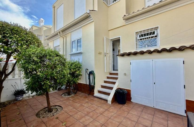 3 soverom Kjedet enebolig til salgs i Ciudad Quesada med svømmebasseng garasje - € 195 000 (Ref: 9665451)