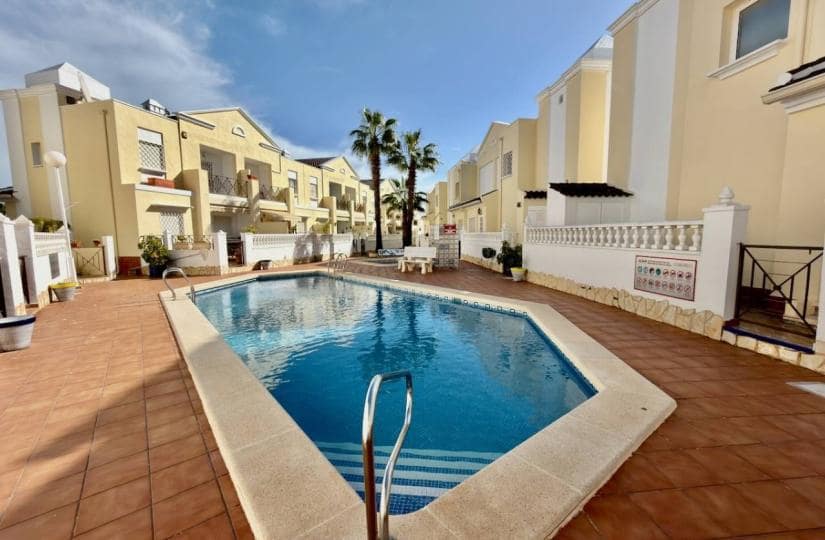 3 soverom Kjedet enebolig til salgs i Ciudad Quesada med svømmebasseng garasje - € 195 000 (Ref: 9665451)