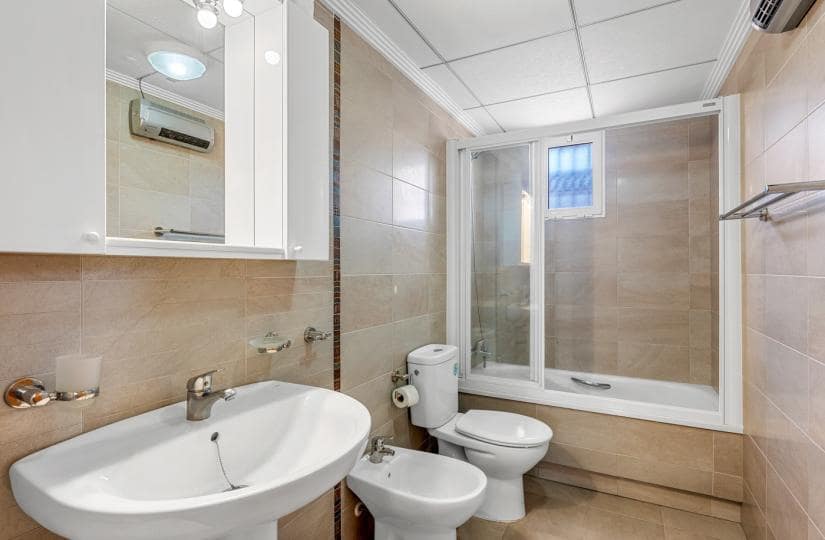 Casa de 3 habitaciones en Villamartin en venta con piscina garaje - 345.000 € (Ref: 9669858)