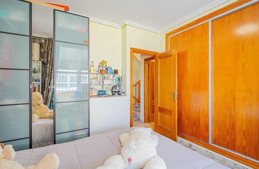 2 makuuhuone Paritalo myytävänä paikassa Orihuela Costa mukana uima-altaan - 269 000 € (Ref: 9688653)