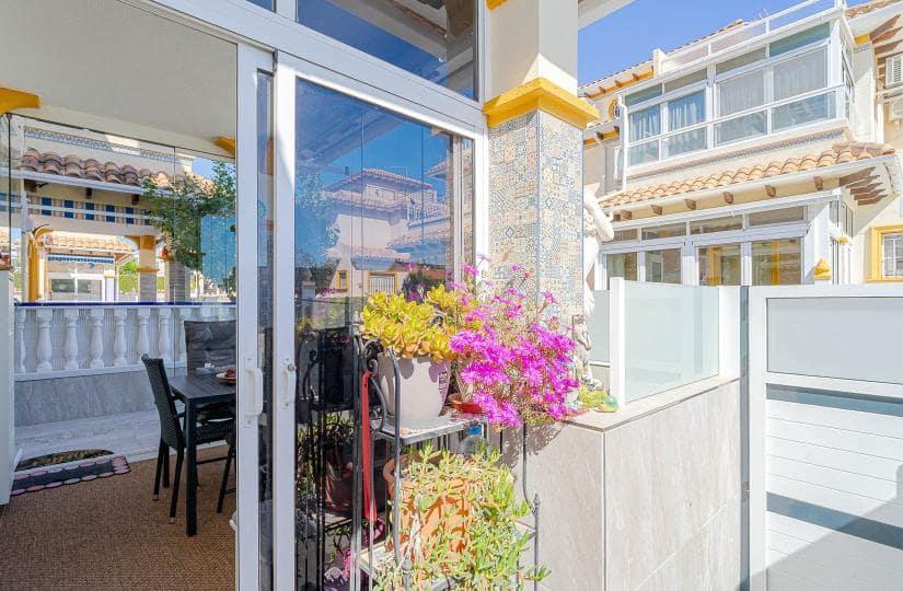 2 makuuhuone Paritalo myytävänä paikassa Orihuela Costa mukana uima-altaan - 269 000 € (Ref: 9688653)