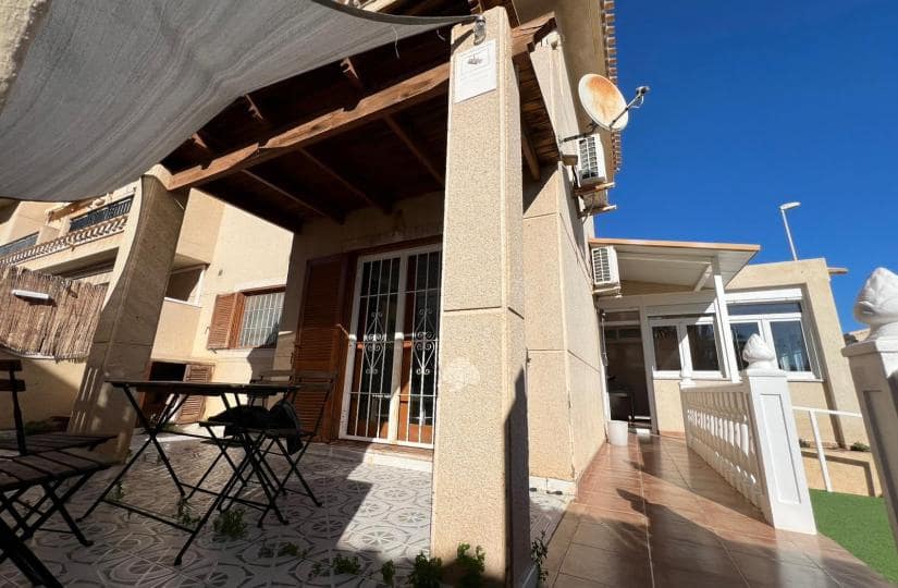 3 soverom Kjedet enebolig til salgs i Playa Flamenca med svømmebasseng - € 239 000 (Ref: 9689911)