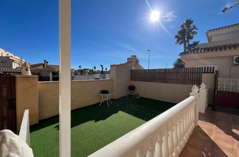 3 soverom Kjedet enebolig til salgs i Playa Flamenca med svømmebasseng - € 239 000 (Ref: 9689911)