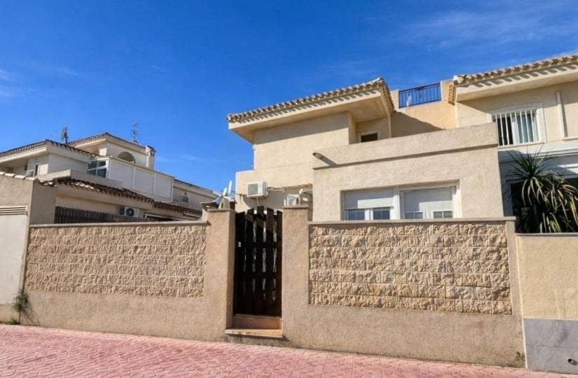 3 soverom Kjedet enebolig til salgs i Playa Flamenca med svømmebasseng - € 239 000 (Ref: 9689911)