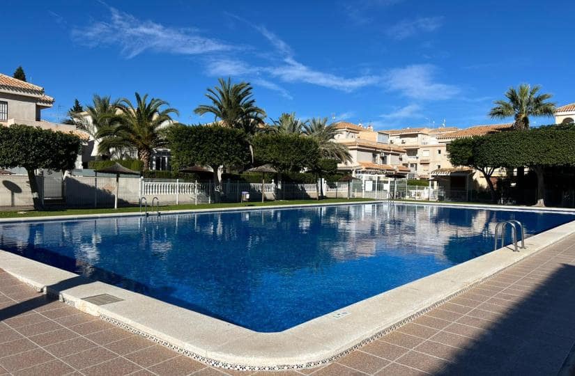 3 soverom Kjedet enebolig til salgs i Playa Flamenca med svømmebasseng - € 239 000 (Ref: 9689911)
