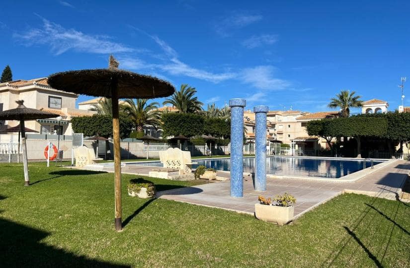 3 soverom Kjedet enebolig til salgs i Playa Flamenca med svømmebasseng - € 239 000 (Ref: 9689911)